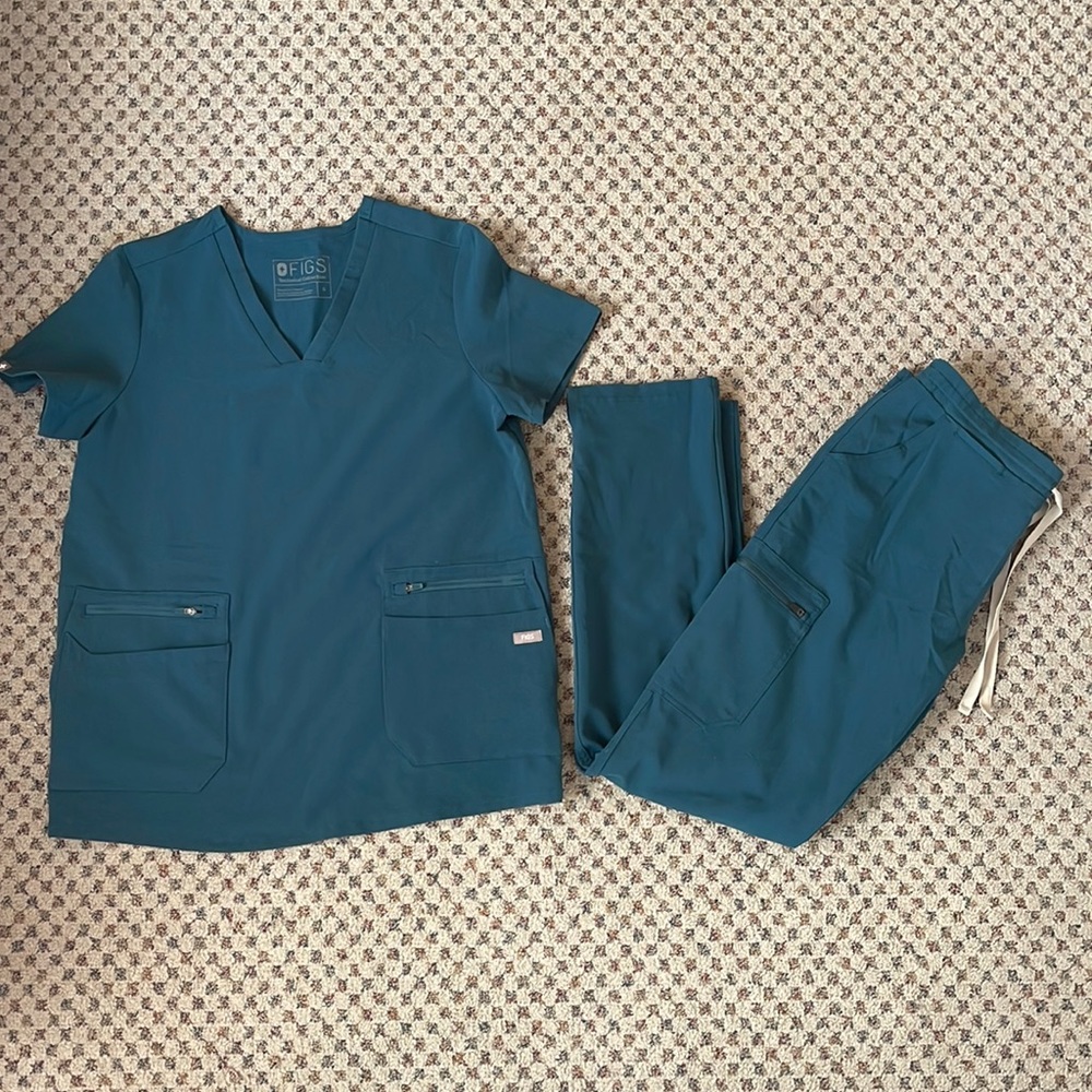 Figs Scrubs top and bottom set, both in size small. #WearFigs #Scrubs